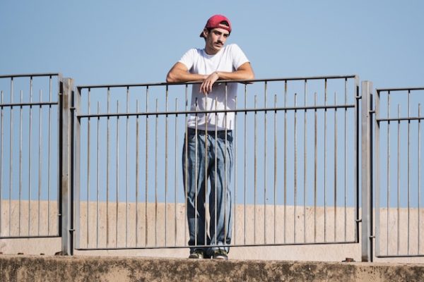 Grillage rigide qui penche : comment redresser la structure et les poteaux ?