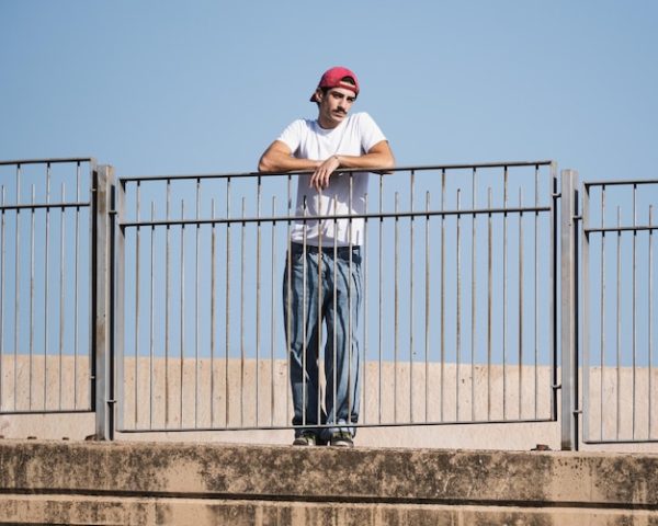 Grillage rigide qui penche : comment redresser la structure et les poteaux ?