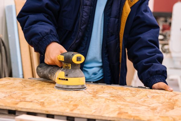 Faut-il vraiment poncer avant de repeindre un meuble en bois ?