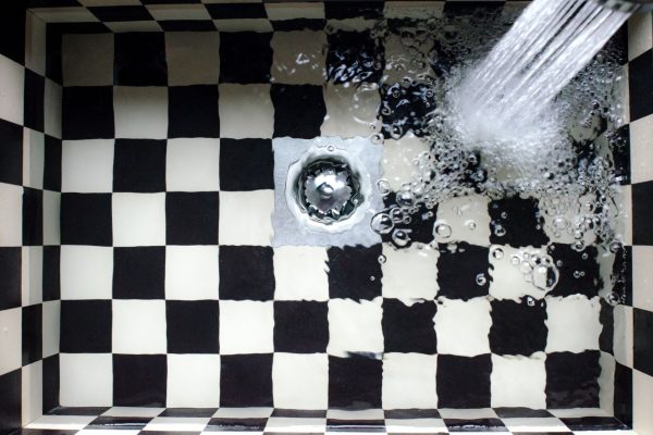 Déboucher un siphon de douche sans produit chimique